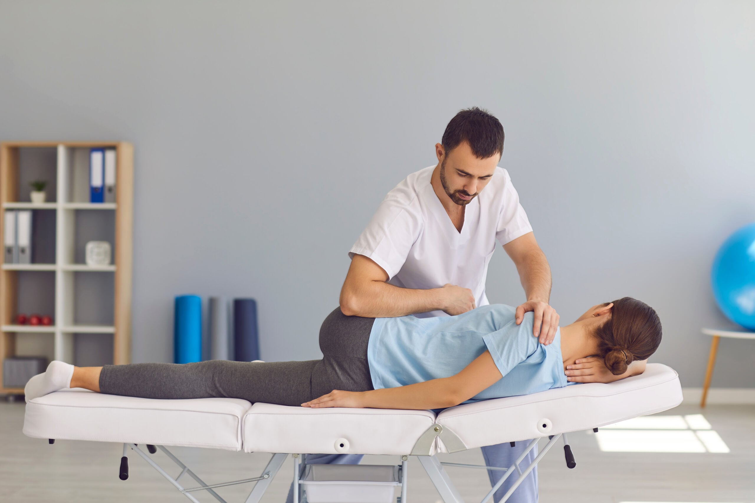 5 beneficii ale tratamentelor chiropractice pentru durerile de spate și gât
